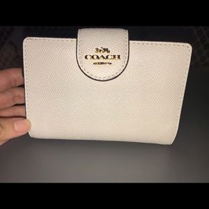 MEDIUM CORNER CROSSGRAIN LEATHER ZIP WALLET NWT